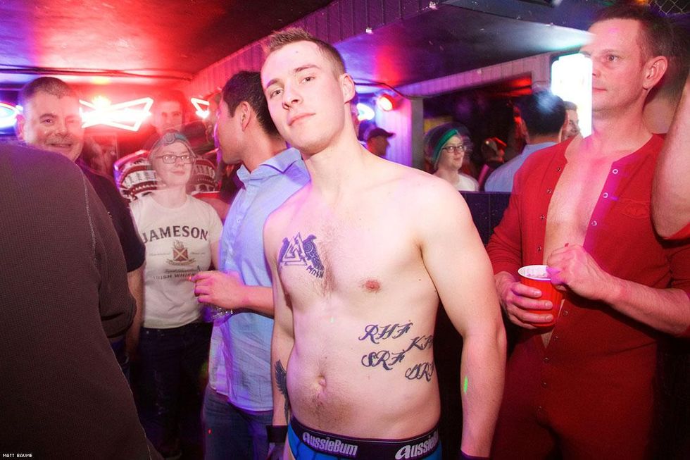 017-santa-bar-crawl-matt-baume-2017