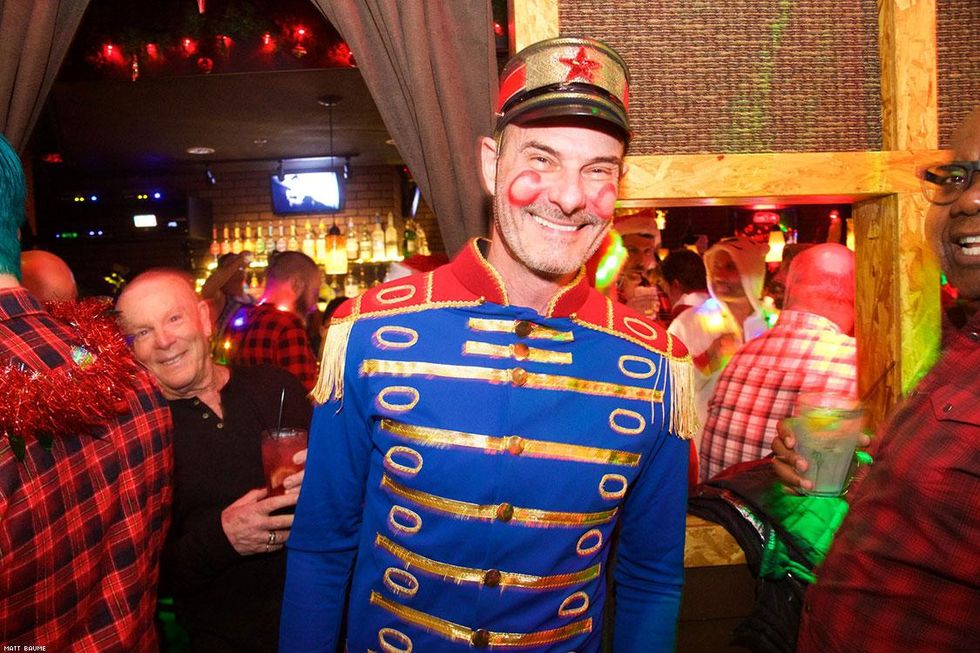 050-santa-bar-crawl-matt-baume-2017