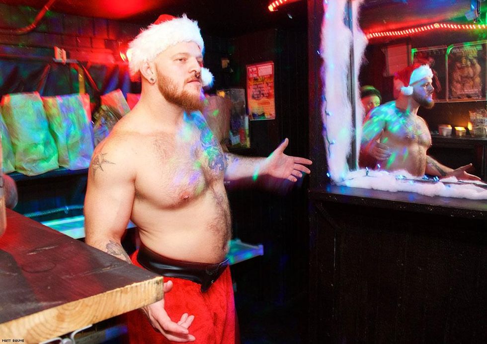 064-santa-bar-crawl-matt-baume-2017