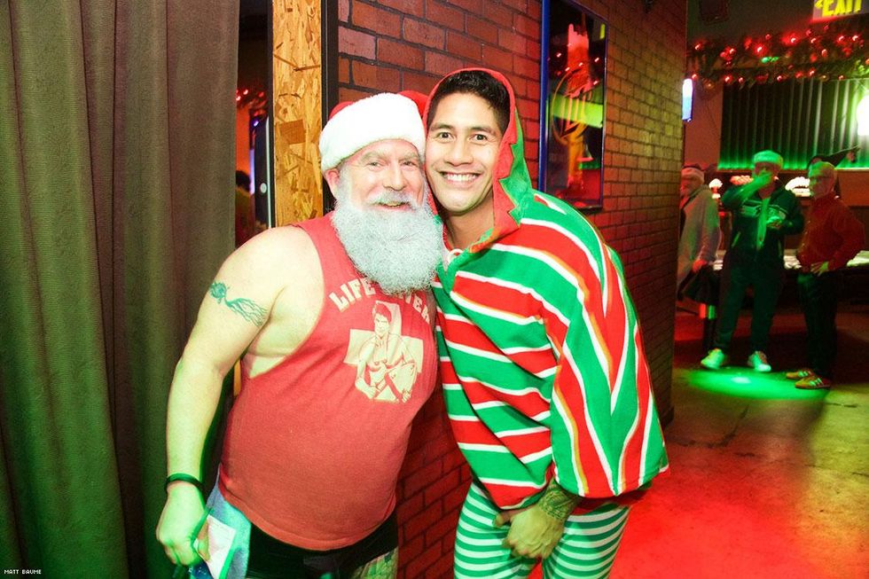 067-santa-bar-crawl-matt-baume-2017