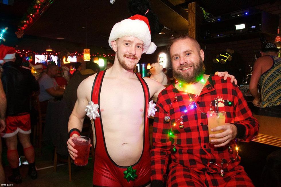 074-santa-bar-crawl-matt-baume-2017