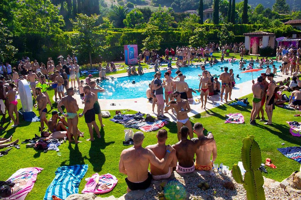 23-daddy-issues-pool-davide-laffe-2019