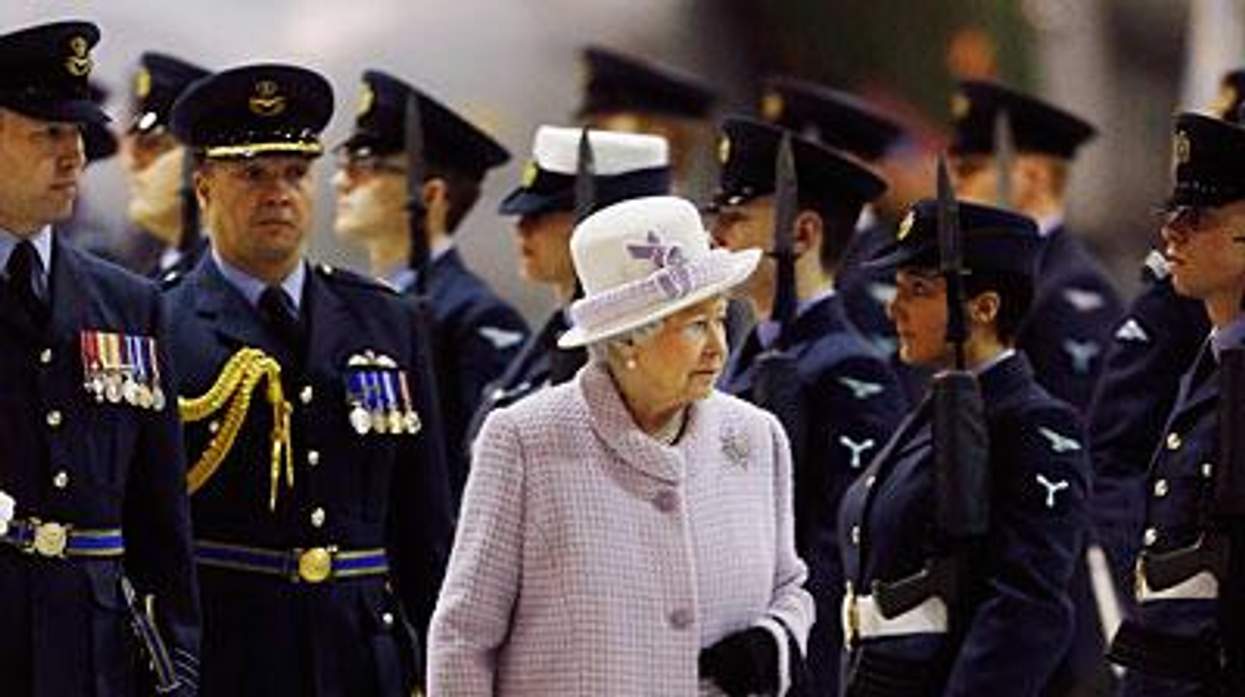 459303796_queenelizabethx400