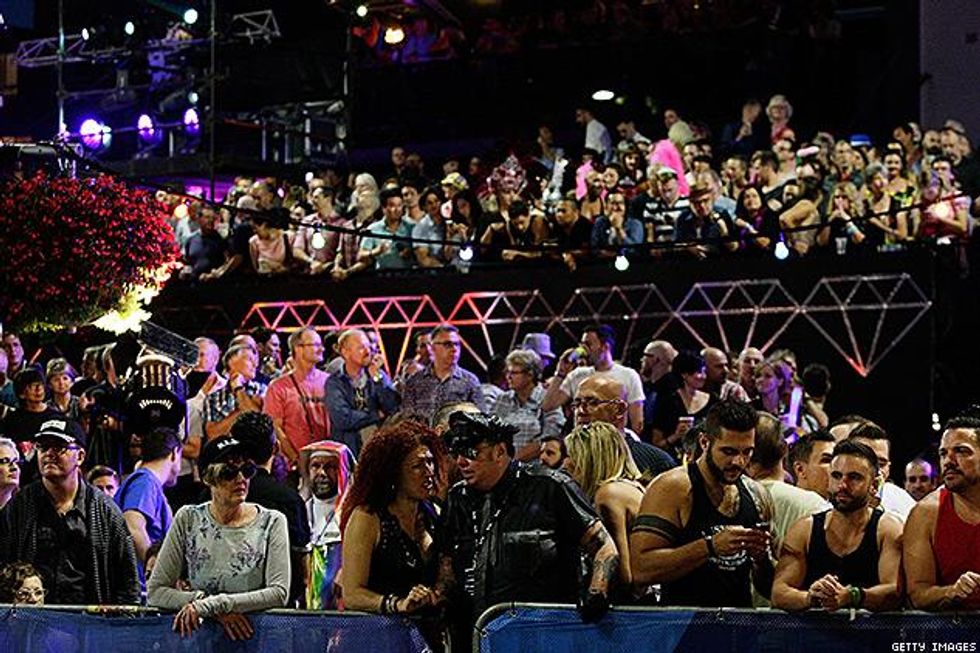 465475376crowdx633_0