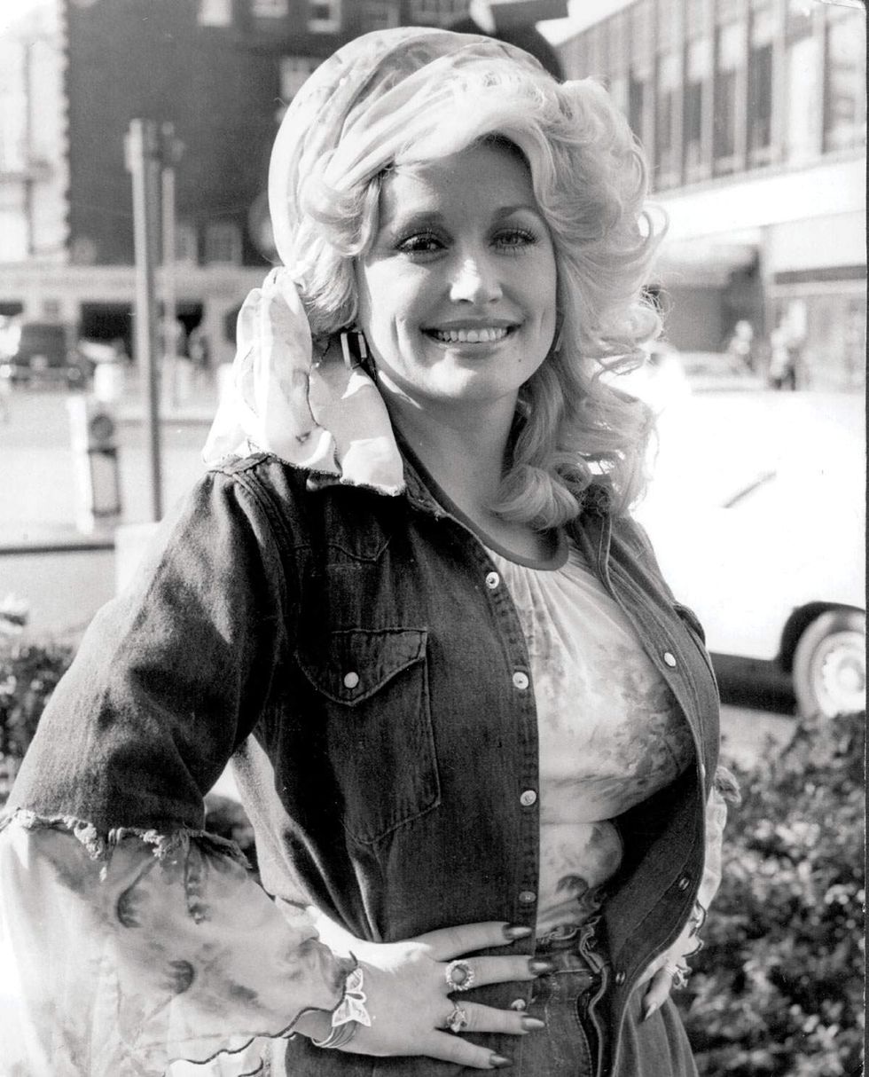 a black and white photo of dolly parton from 1977