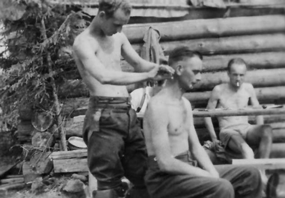 A-haircut-on-the-russian-front-world-war-iix633_0