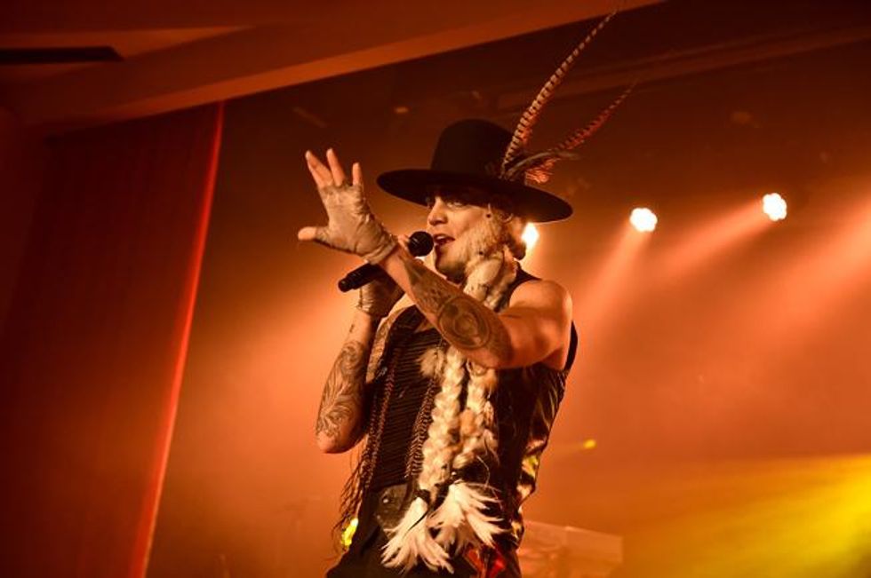 Adam-lambert-hilton-play-008