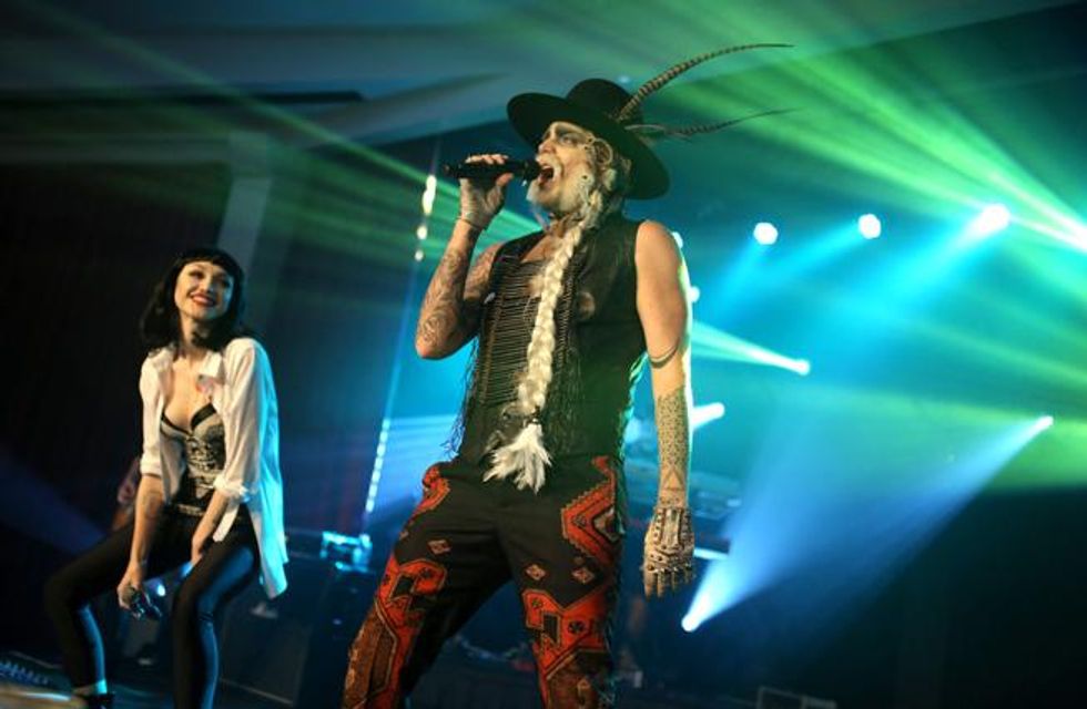 Adam-lambert-hilton-play-010