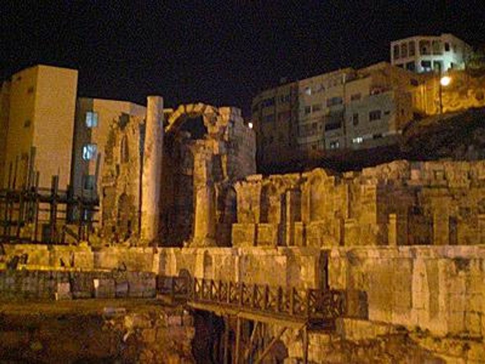 Aman_ruinsatnightx400