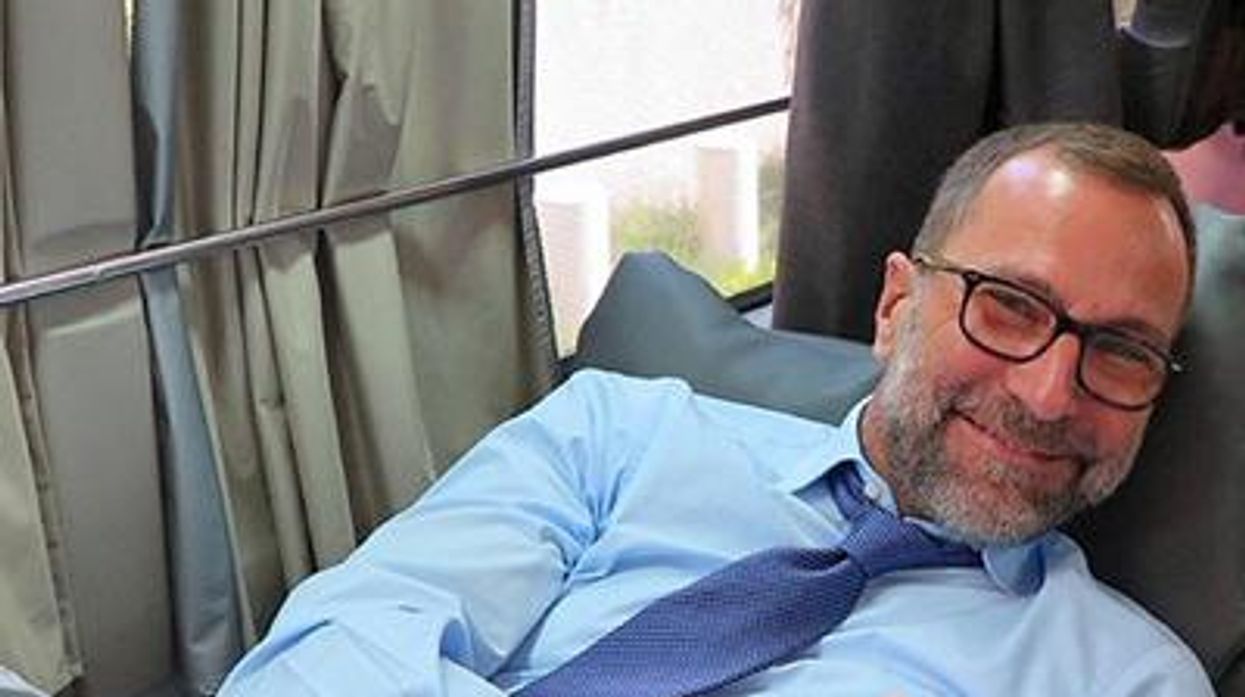 Ambassador-costos-x400d