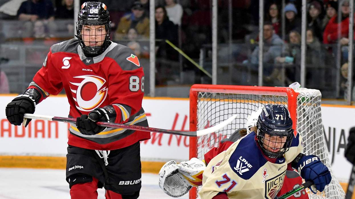 Anna Kjellbin and Ronja Savolainen playing hockey