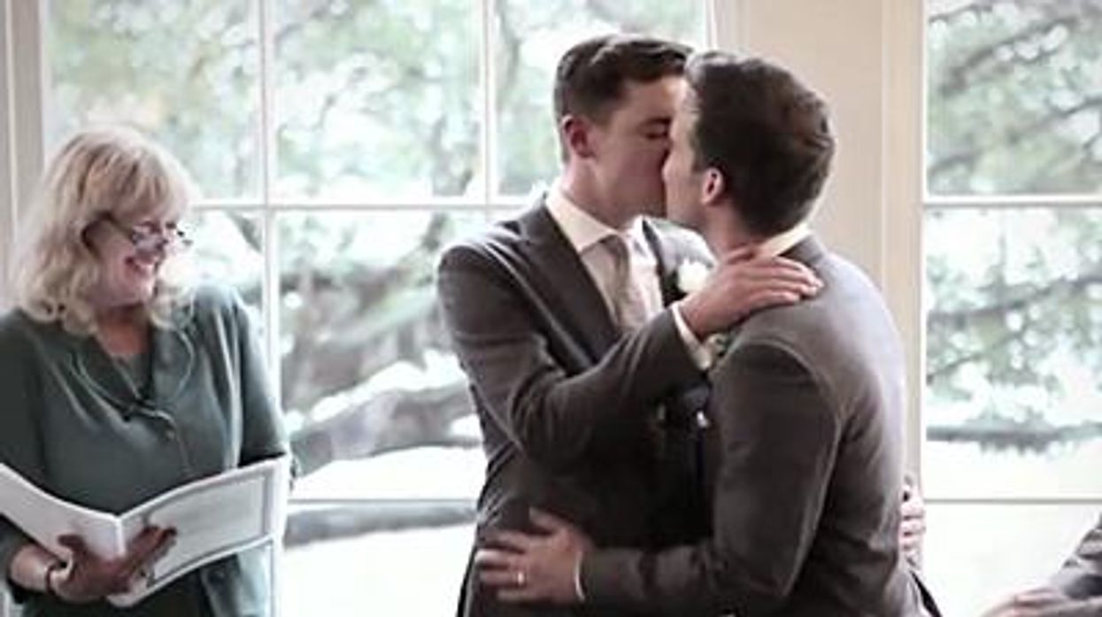 Attack_kissing01x400