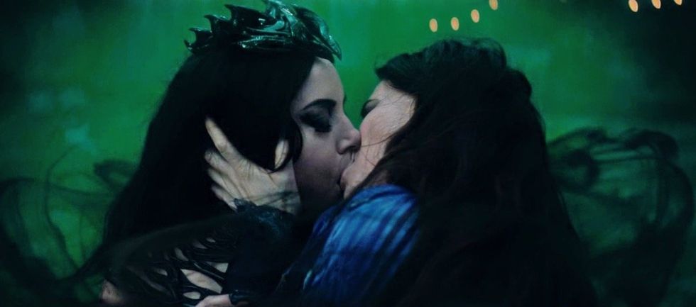 Aubrey Plaza and Kathryn Hahn kissing on Agatha All Along