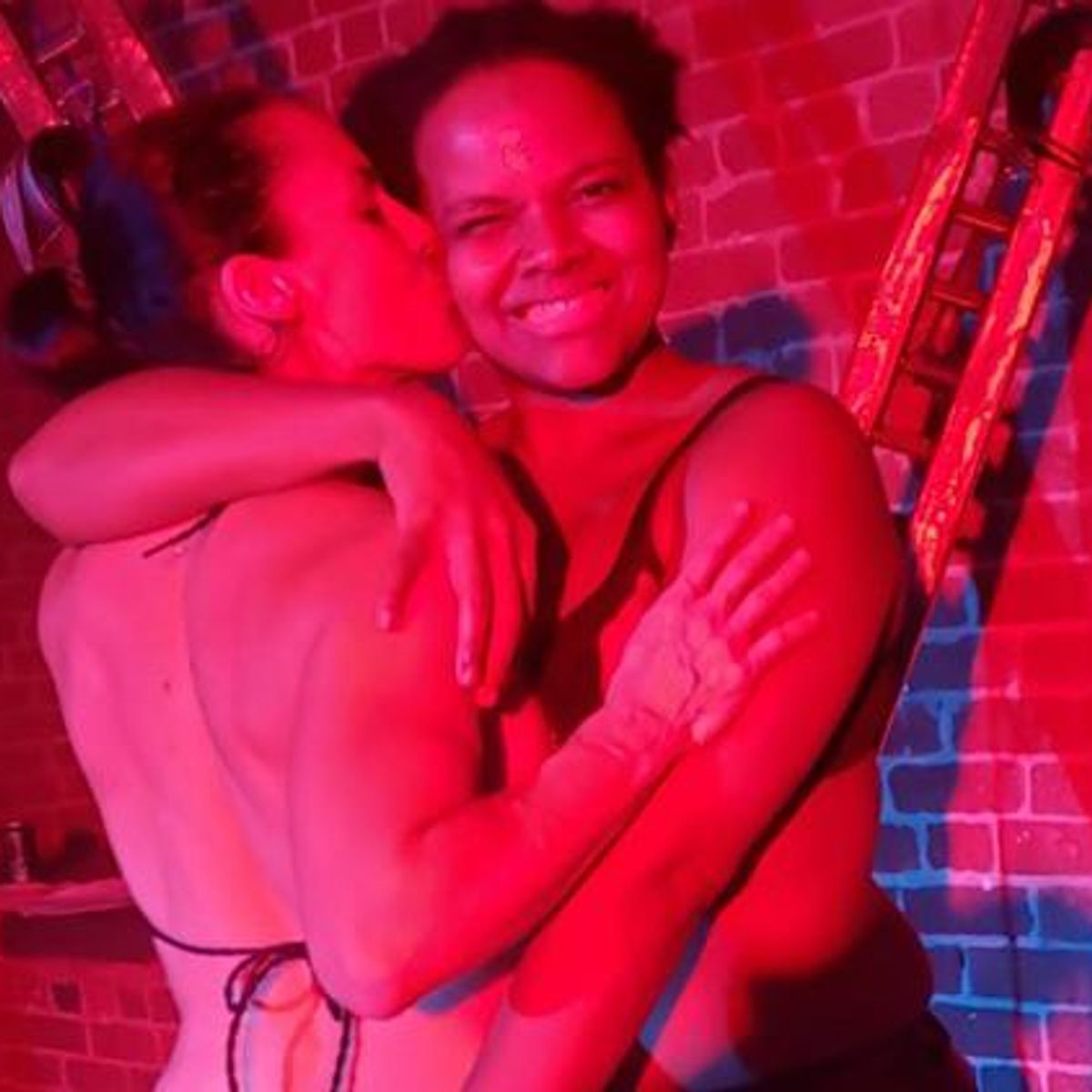 Oshxonada etuk porno, stolda jinsiy aloqa U uning eshagini yoyib, uni ichiga qoydi