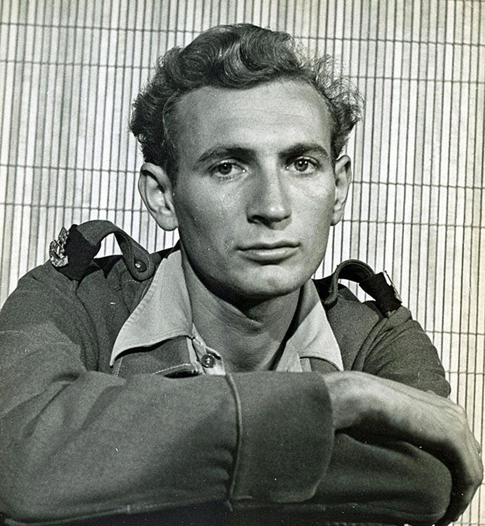 Bernard Perlin, war artist-correspondent (1944)