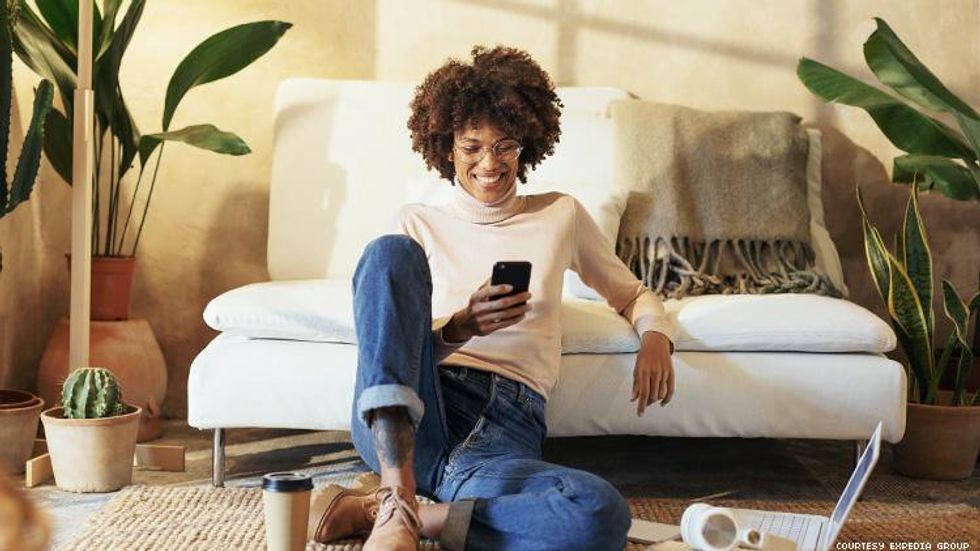 Black woman looking at her cell phone