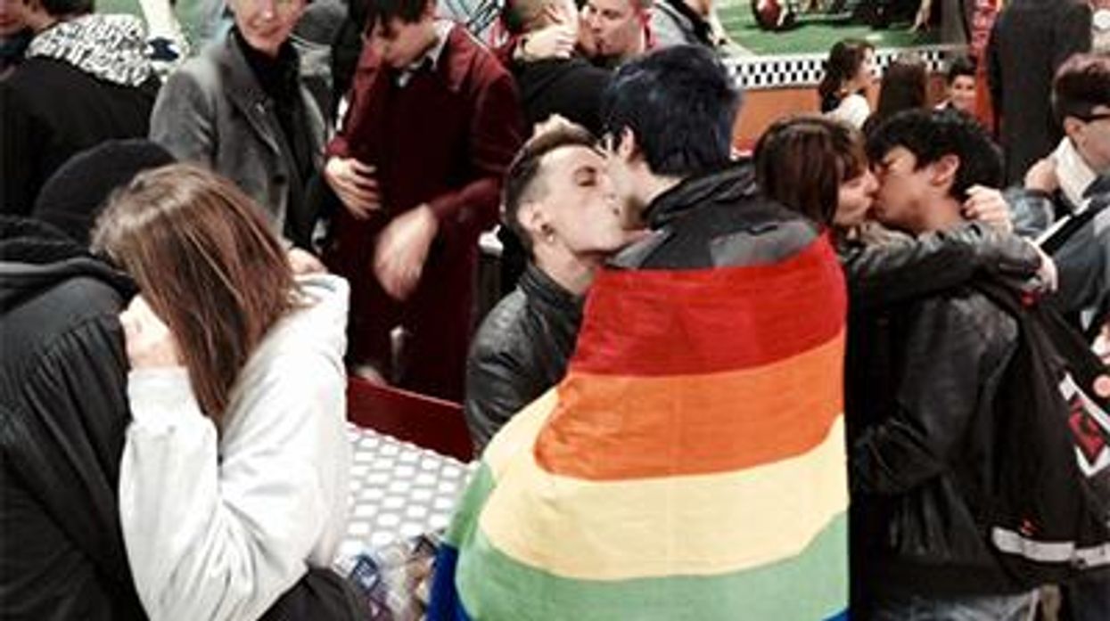 Couples-stage-kiss-in-at-spanish-burger-king-x400