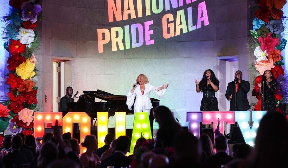 darlene love performing with a piano player and singers