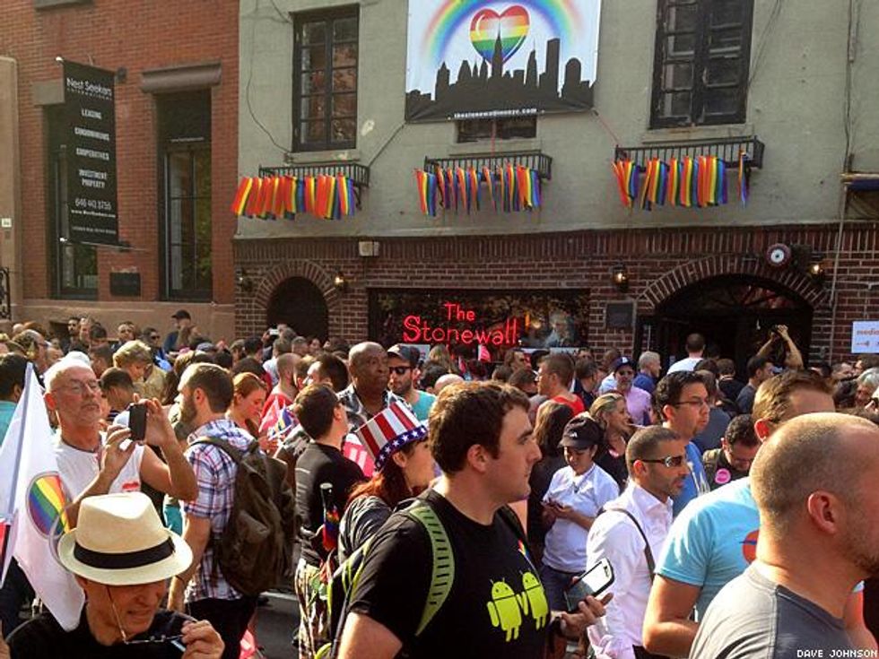 Dj_crowd-stonewallx633_0