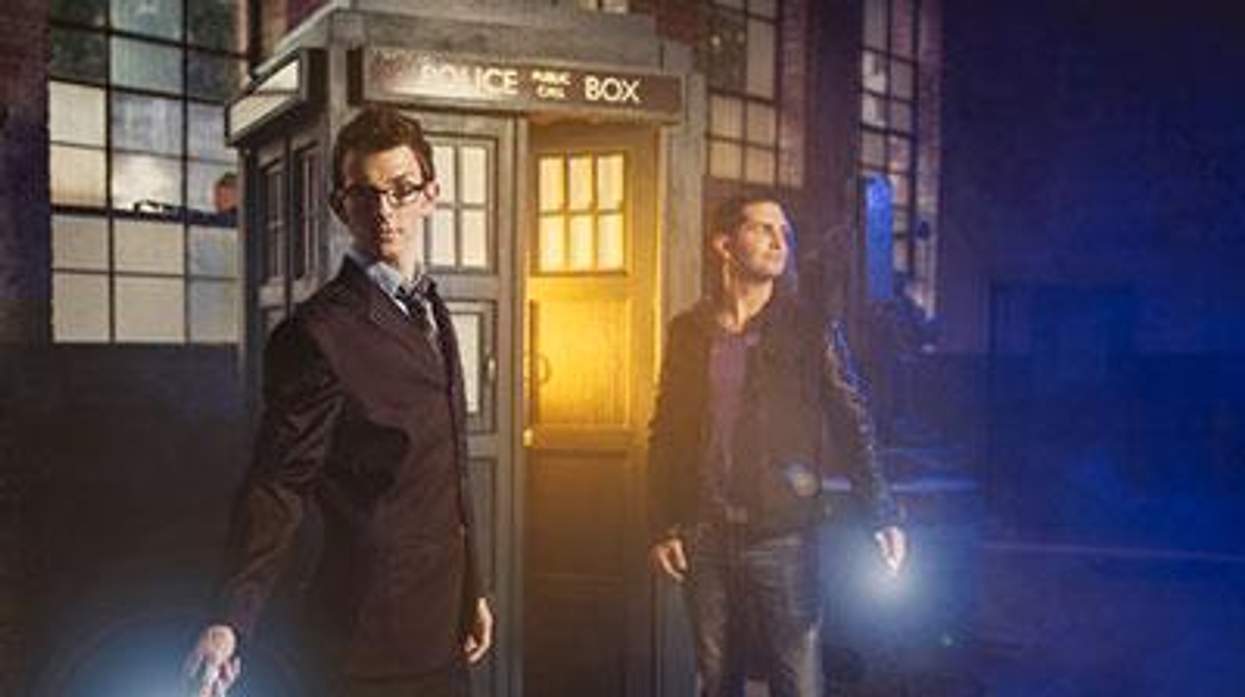 Doctor-who-fans-x400