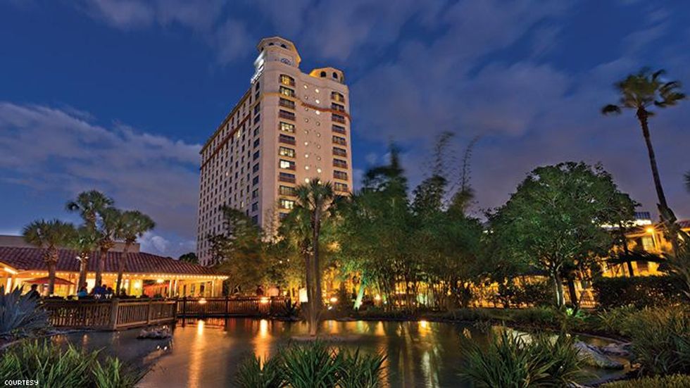 Doubletree-orlando-at-seaworld_images_tower-night-exterior