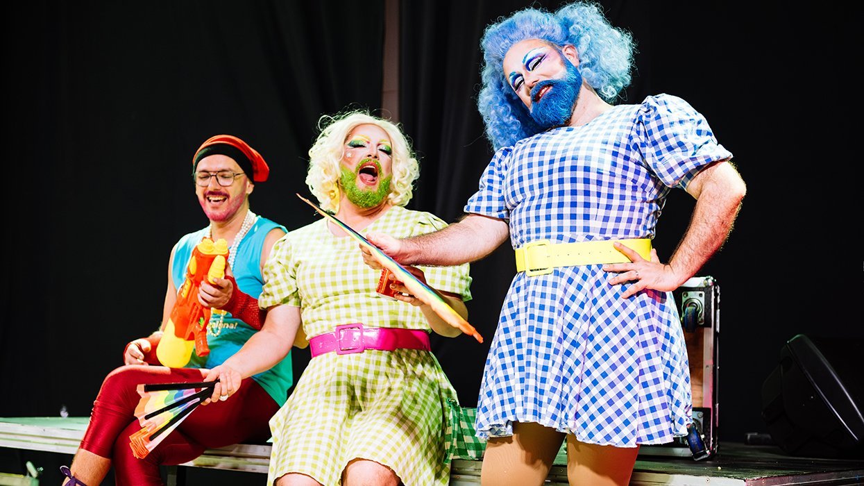 drag queens performing