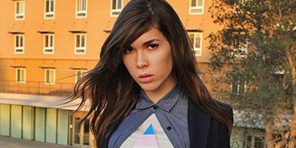 Mashinada toliq kiyingan qiz bilan jinsiy aloqa Ayollarning anal sikishi