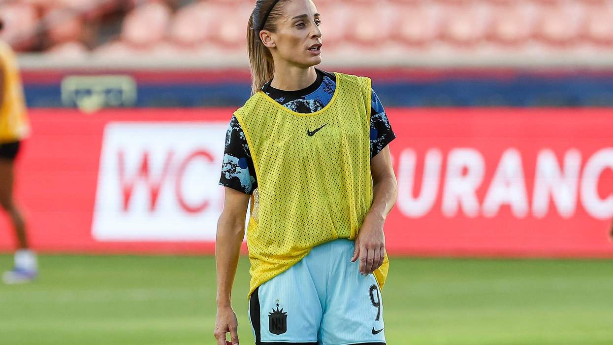Esther González on the field in a yellow jersey