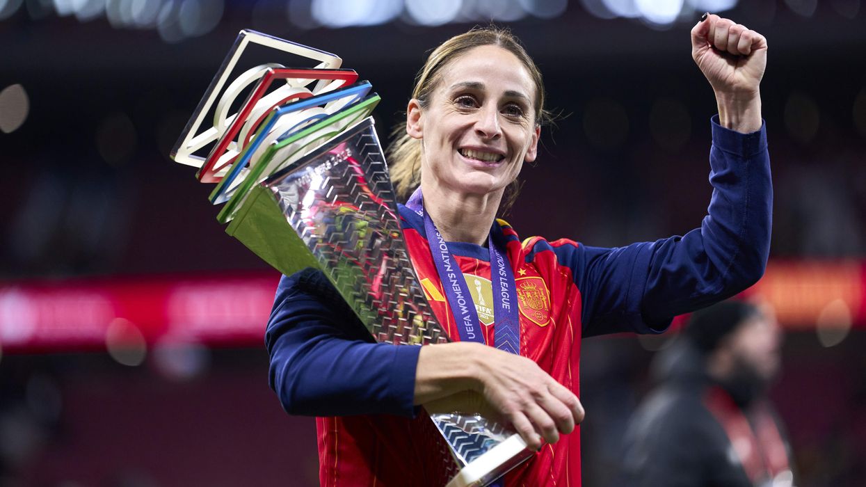 Esther Gonzálezm holding up a UEFA Women's Nations League trophy