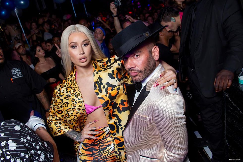 Everyone wanted a photo with Iggy Azalea. Who can blame them. Read more below.