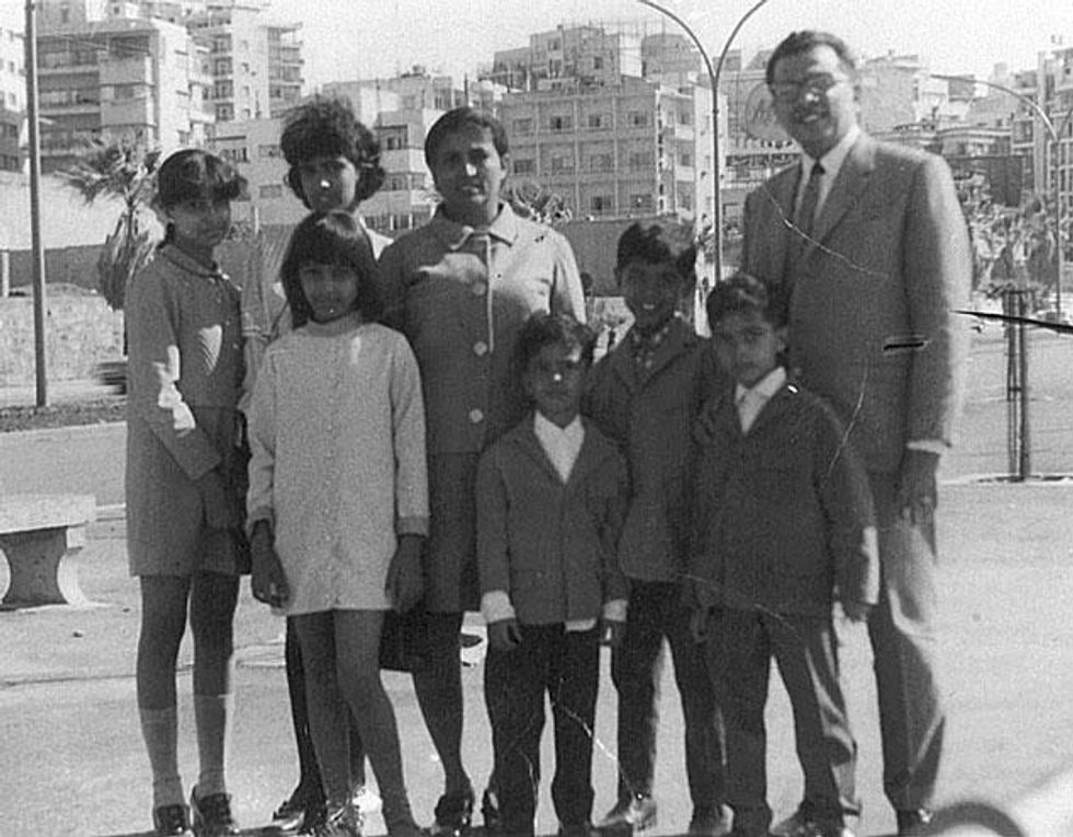 Family_on_streetx633_0