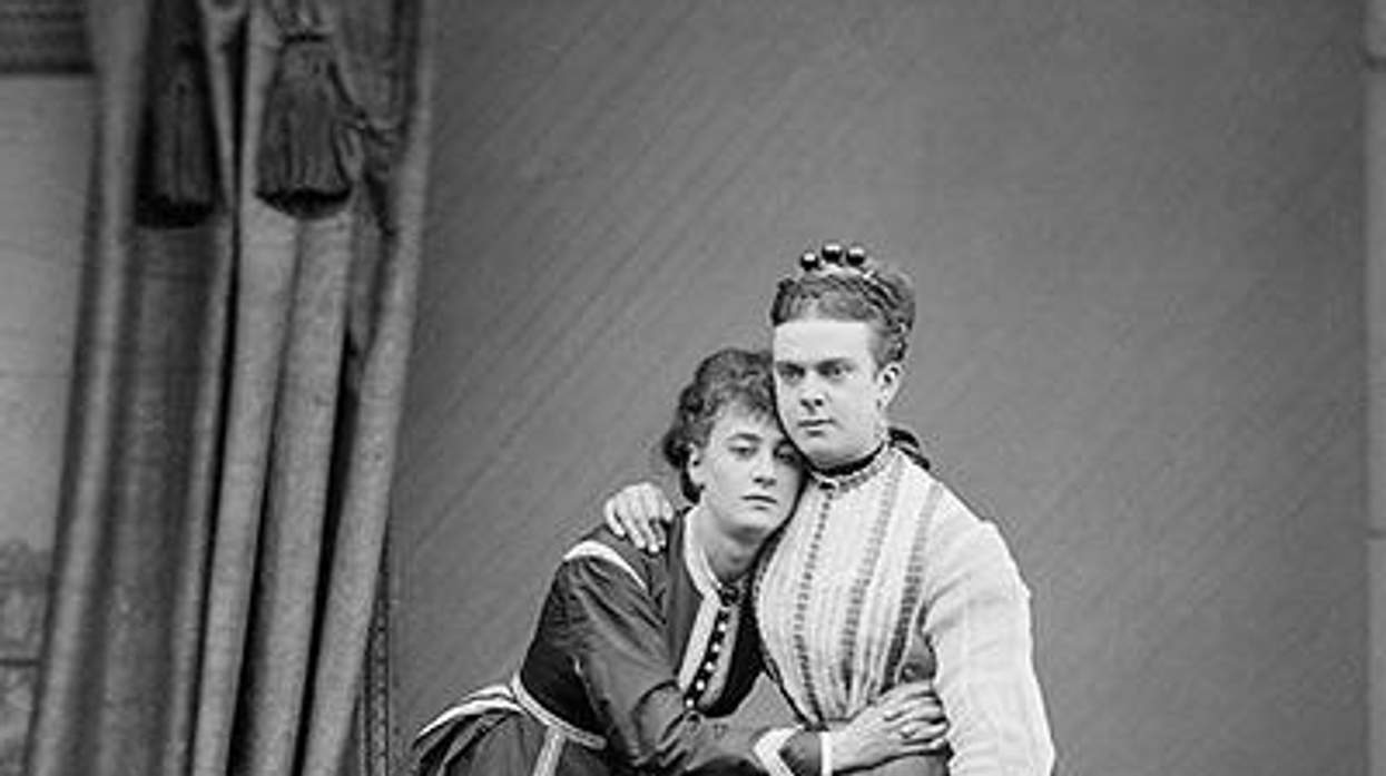 Fanny-and-stella-x400d