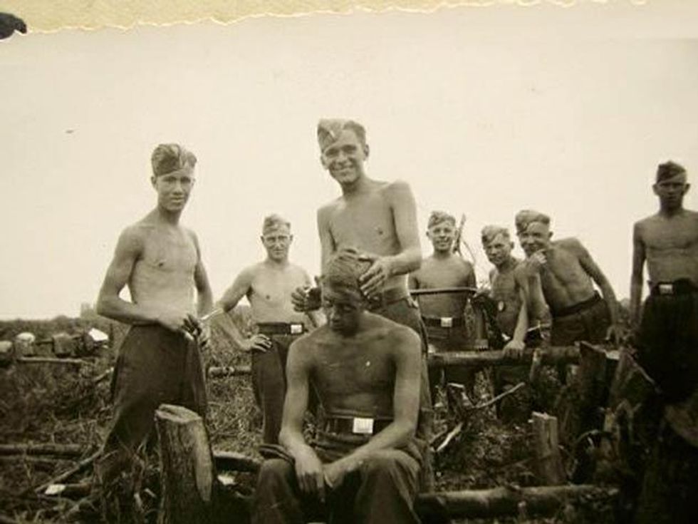 Hair-cut-for-a-german-soldier-world-war-iix633_0