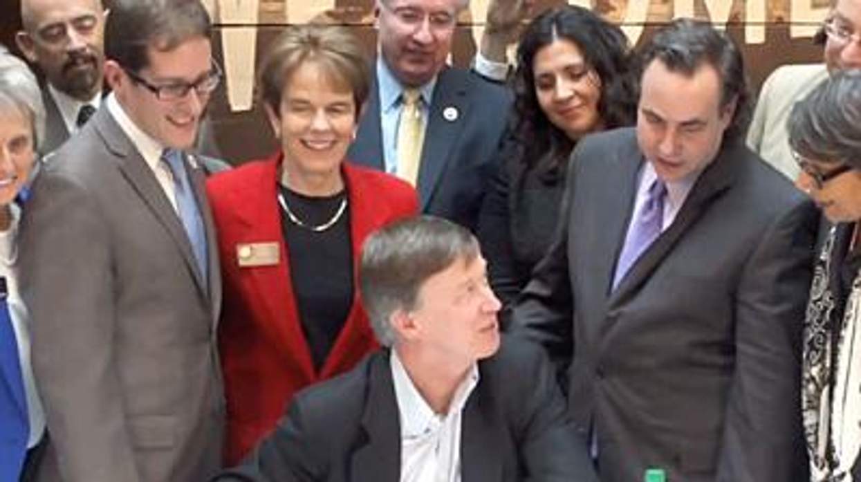 Hickenlooper_signsx400