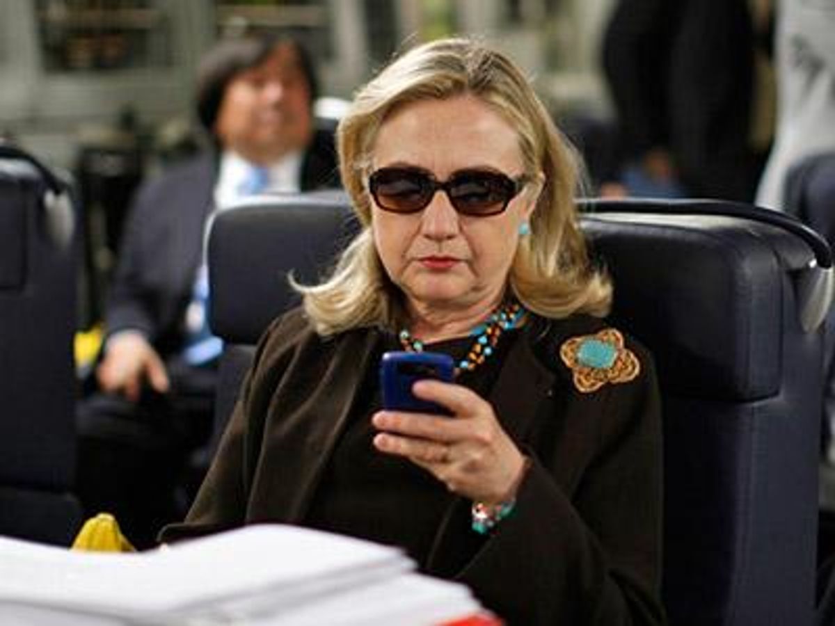 Hillary-clinton-texts-tweets-x400