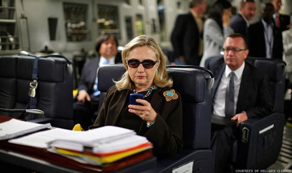 Hillary-clinton-texts-tweets-x633_0