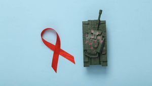 Military ban on HIV-positive enlistees could set dangerous precedent, experts warn
