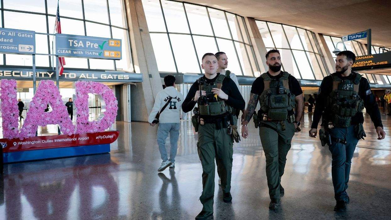 ice agents wandering around dulles international airport
