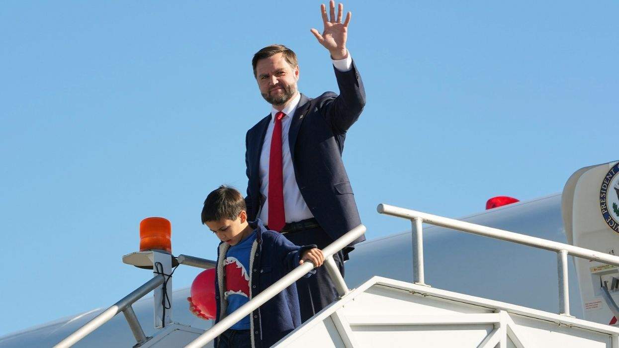 jd vance and his son exit air force two