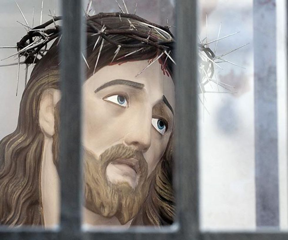 Jesusbehindbarsx633_0