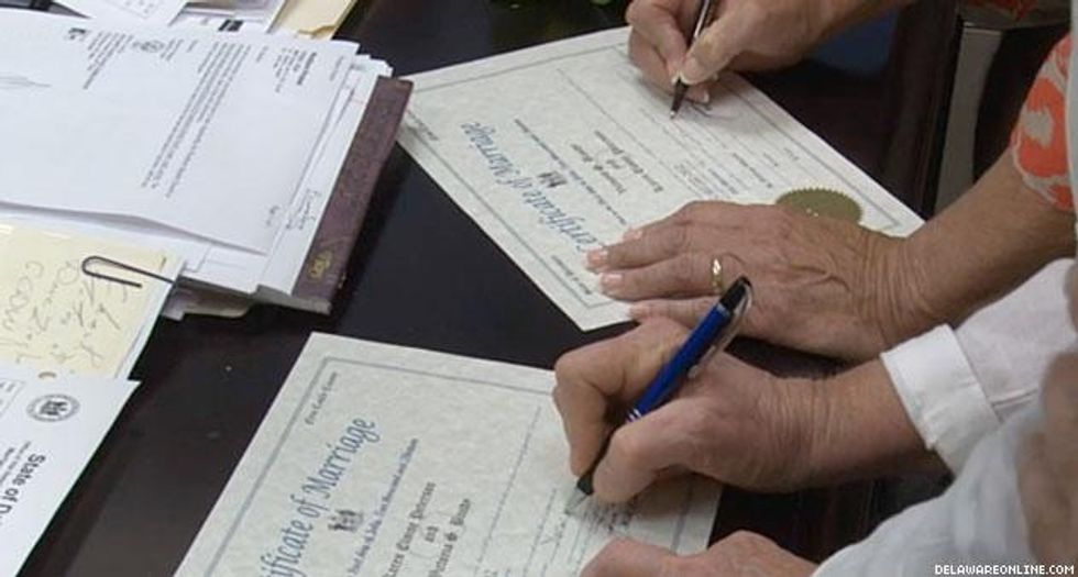 Karen_vikki_signingx633_0