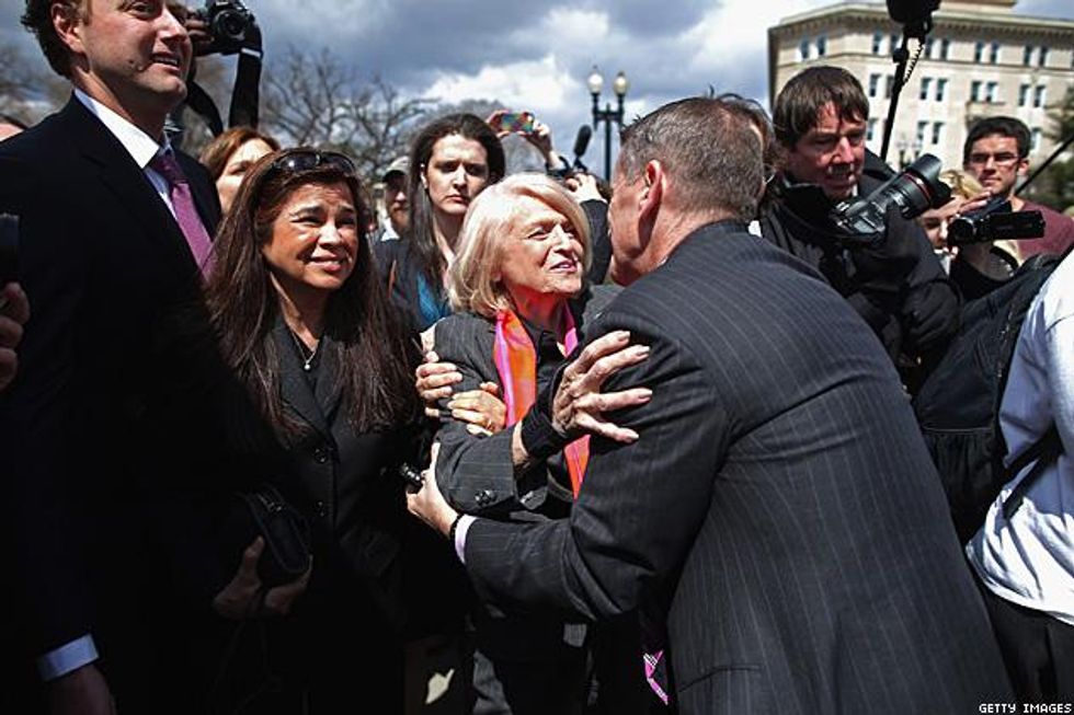 Kissing_supporterx633_0