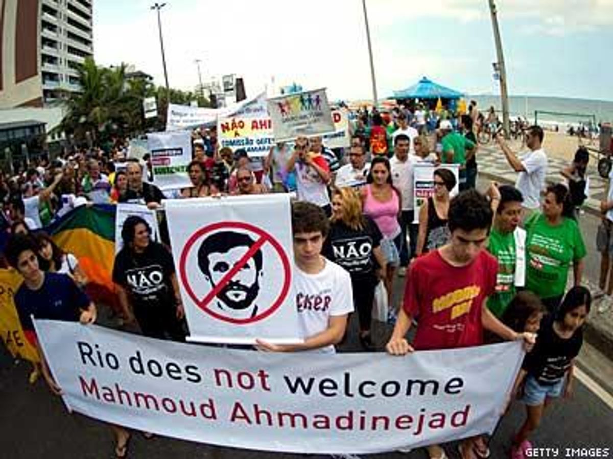 Mahmoud-ahmadinejad_protest_riox400