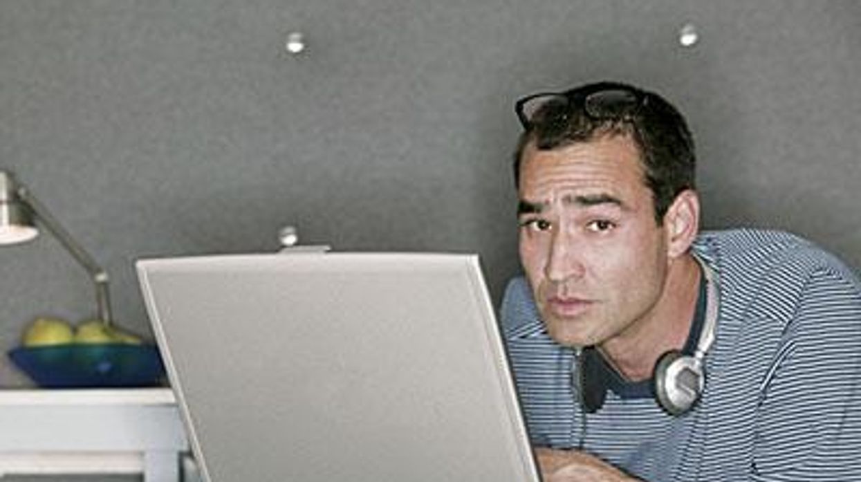 Man_on_laptop_computerx400