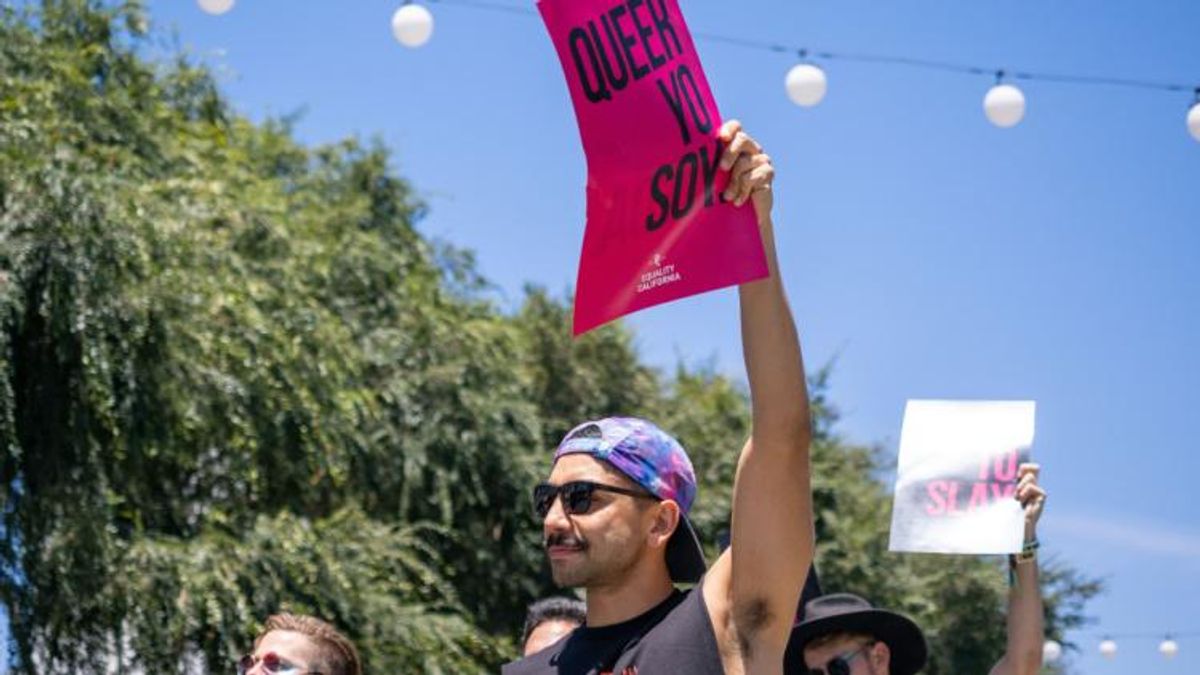 Man with Queer Yo Soy sign