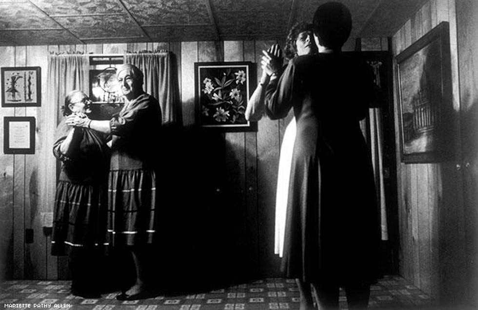 Mariette Pathy Allen, Donna and Dee Learning line dancing, 1992. Courtesy of the artist.