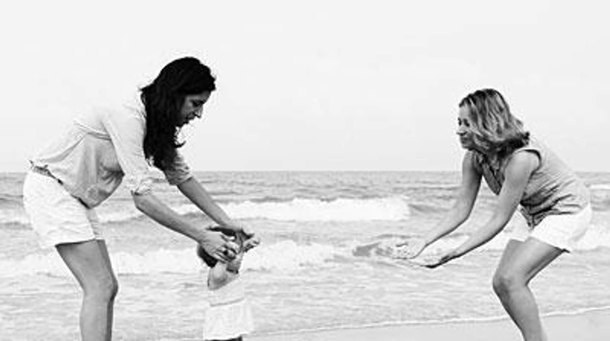 Moms-and-kid-on-beachx400