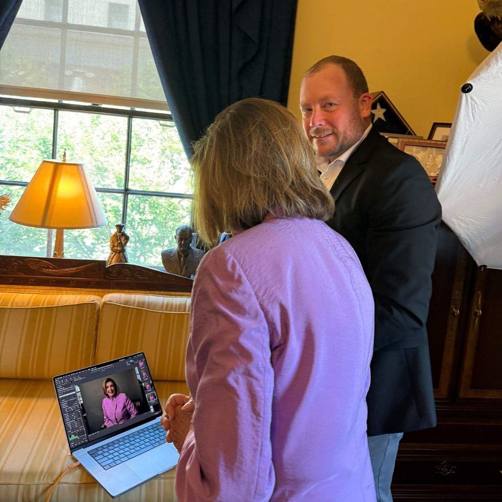 nancy pelosi views photos of herself on photographer Mike Nelson's laptop