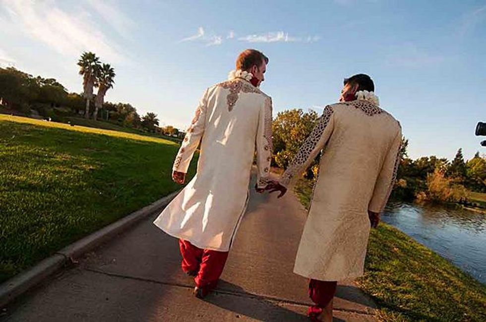 Neil-elias-grooms-walkingx633_0