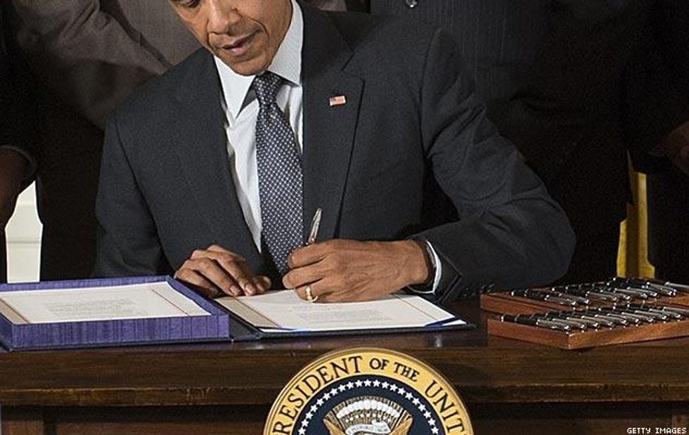 Obama-signs-478986488x633_0